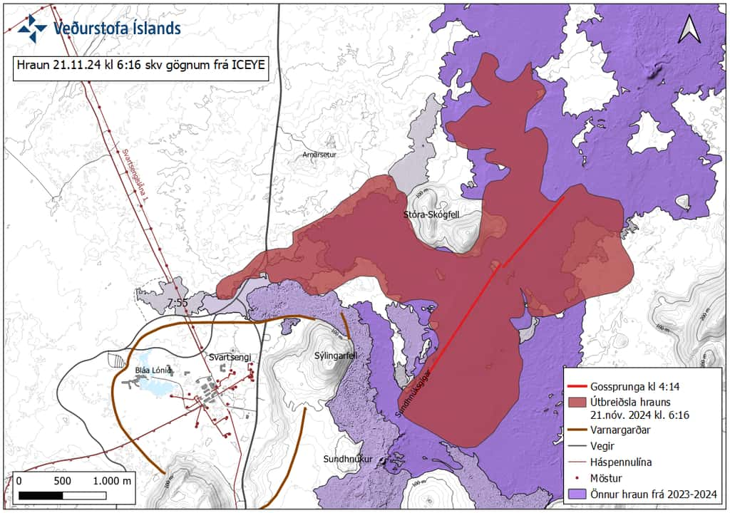Carte présentant l’étendue champ de lave de l’éruption du 20 novembre 2024, à 6 h 16, sept heures après le début de l’éruption. En bas à gauche, la centrale géothermique et le Blue Lagoon attenant sont entourés par des buttes de terre représentées en marron. © Vedurstofa Islands