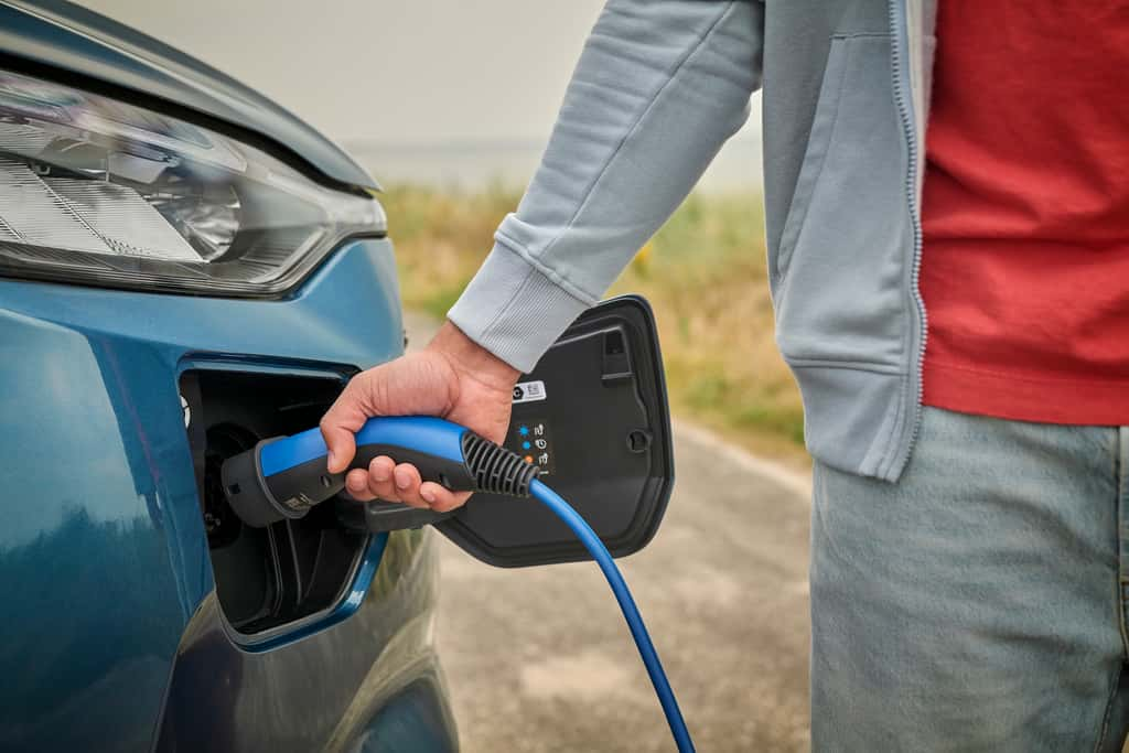 La prise de recharge prend place sur le pare-chocs avant. © Ford