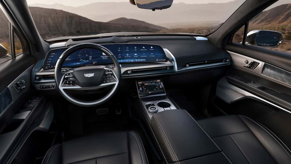 À bord du Vistiq, les passagers sont choyés. L'équipement luxueux comprend la vision nocturne et un tableau de bord numérique. © Cadillac À bord du Vistiq, les passagers sont choyés. L'équipement luxueux comprend la vision nocturne et un tableau de bord numérique. © Cadillac