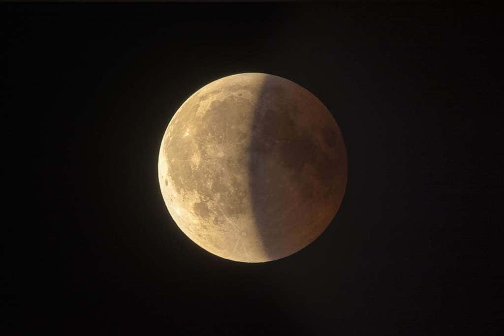 La fin de l’éclipse de Lune du 27 juillet 2018, photographiée à Colli di San Fermo, au nord de l’Italie. © Antonio Finazzi, Spaceweather 