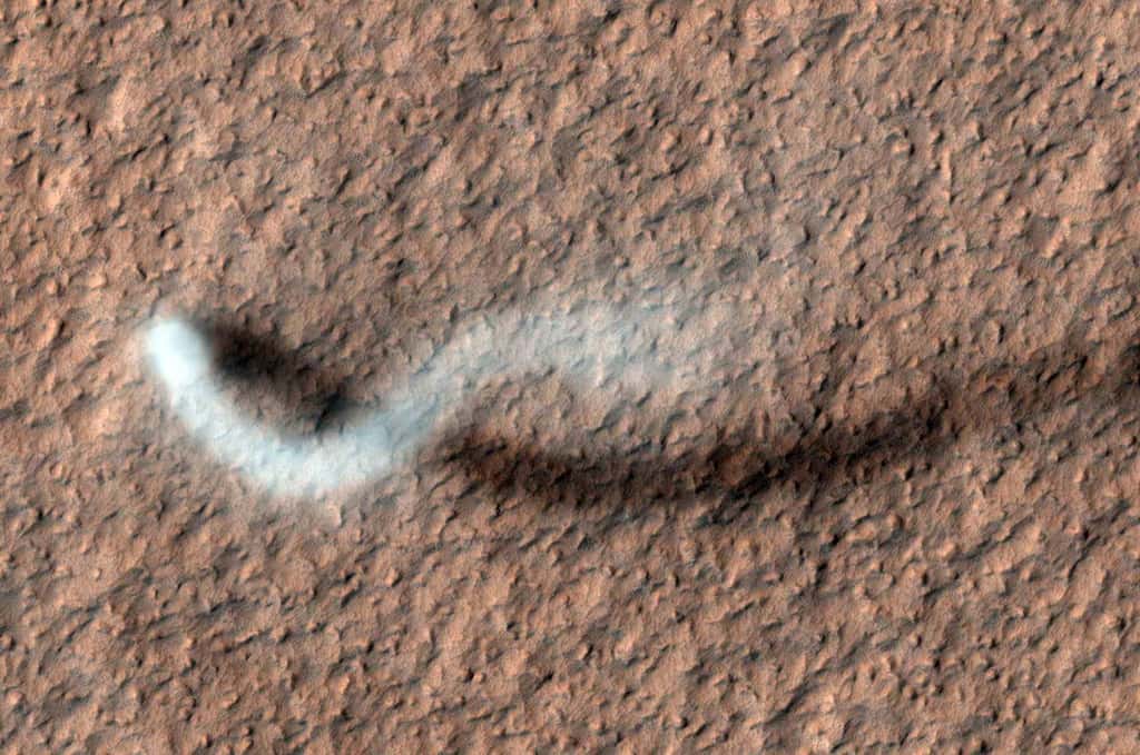 Un dust devil, tourbillon de poussière, photographié le 16 février 2012 depuis l'orbite de Mars par la sonde Mars Reconnaissance Orbiter (MRO). © Nasa, JPL-Caltech, University of Arizona