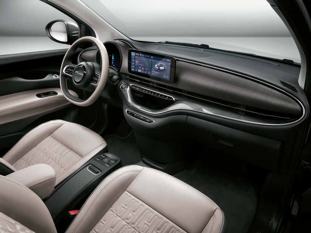 L’intérieur de la Fiat 500e joue sur un style zen et épuré très tendance. © Fiat