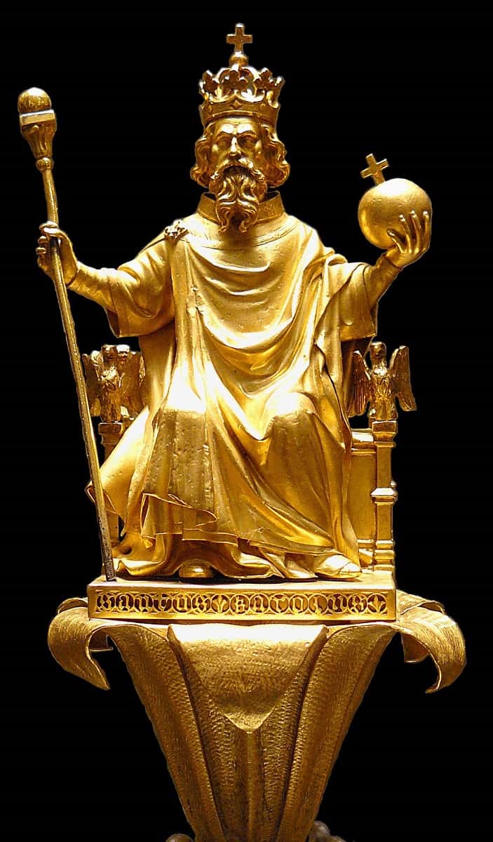 Sceptre de Charles V représentant Charlemagne assis sur un lys : utilisé pour tous les sacres sauf pour Charles VII et Henri IV, jusqu'à Charles X en 1825. © Musée du Louvre, Wikimedia Commons, domaine public