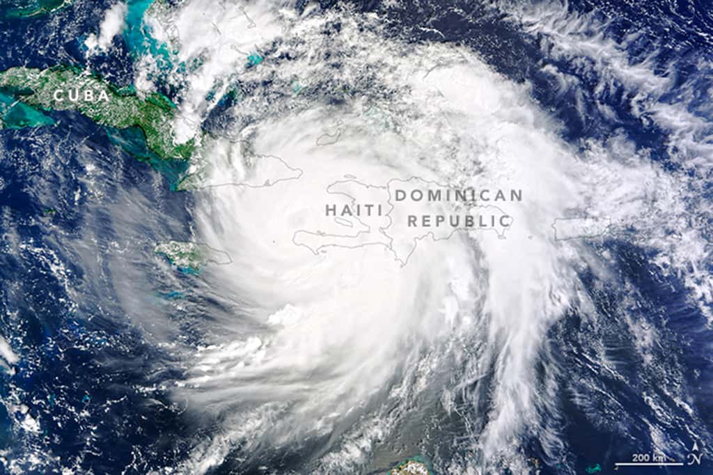 Matthew est toujours dans la catégorie 4 lorsqu’il charge le sud-ouest d’Haïti, le 4 octobre. Les mesures du satellite Aqua ont révélé que la température des nuages au sommet de l’ouragan est d’environ - 57 °C. Comme le craignaient les prévisionnistes, ces basses températures ont provoqué des pluies diluviennes (500 mm). Des vents puissants soufflant à 230 km/h ont accompagné le déluge qui a frappé durement l’île. Matthew restera à jamais dans la mémoire de ses habitants synonyme de désolation. Il a été l’ouragan le plus puissant depuis plus de 50 ans. © <em>NASA Earth Observatory</em>, Joshua Stevens