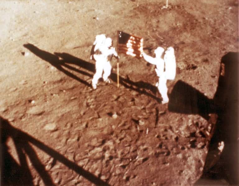 Les astronautes Neil Armstrong et Buzz Aldrin plantent le drapeau américain sur le sol de la Lune, le 20 juillet 1969. © Nasa, AFP archives