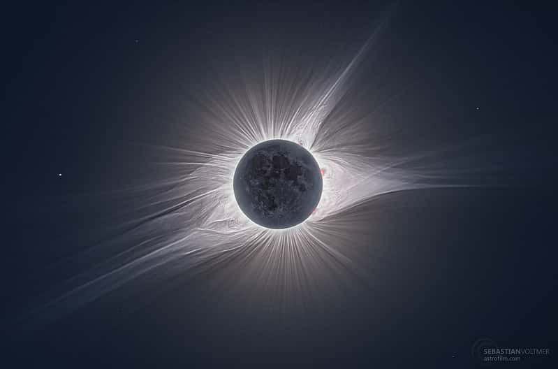 Bien réelle, cette image est le résultat d'un photomontage réalisé par l'astronome Sebastian Voltmer, à partir d'images de l'éclipse solaire de 2017. © Sebastian Volmer, Flickr