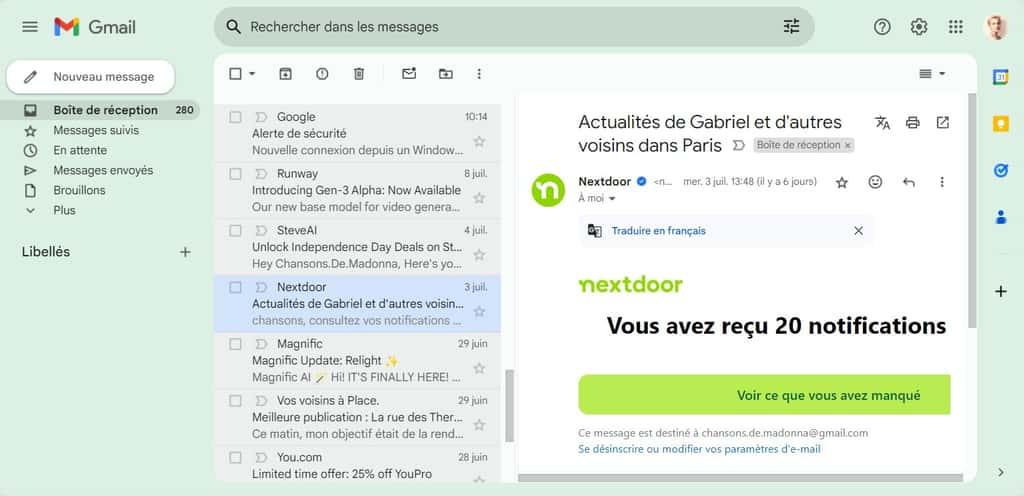 Ici, nous avons choisi d’afficher les messages dans le volet de droite, ajusté la taille de celui-ci pour donner plus de place au contenu, sélectionné le mode compact pour faire apparaître plus de messages, et aussi choisi un thème pour mieux faire ressortir les messages. © Google