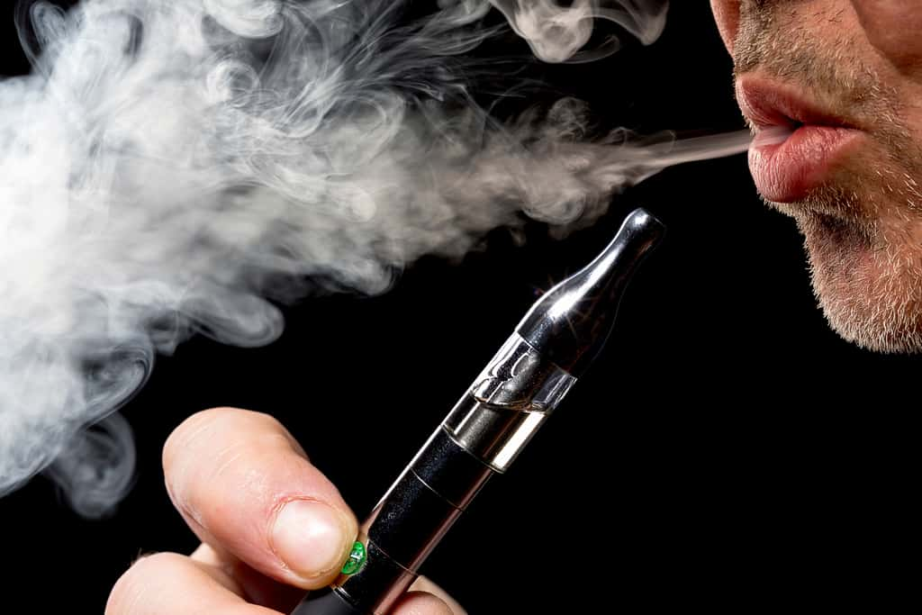 La e-cigarette : est-ce une alternative au tabac accessible aux séniors ? © Armin Staudt, Adobe Stock