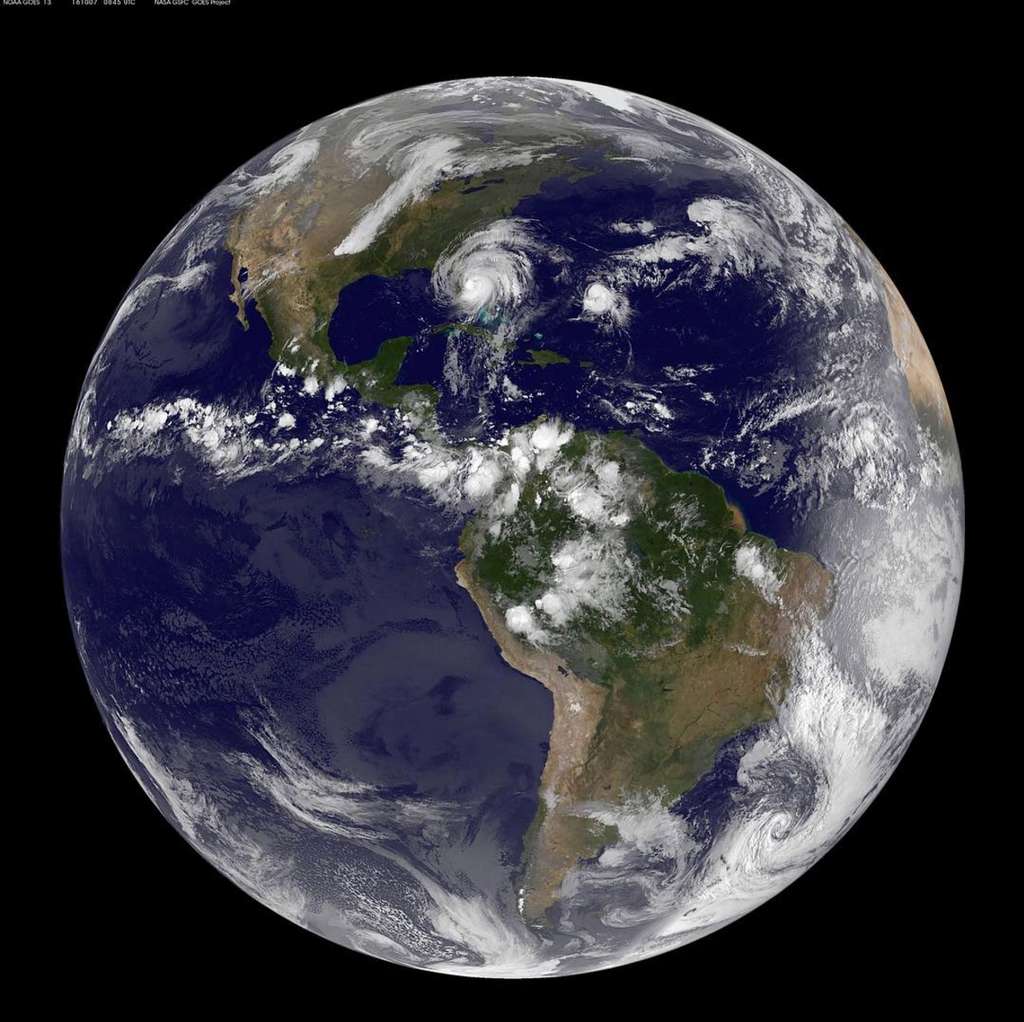 Vue d’ensemble du globe terrestre centrée sur le contient américain, le 7 octobre. Sur cette image prise par le satellite Goes-East de la NOAA, on peut voir l’ouragan Matthew aborder la côte est de la Floride. Affaibli, il était alors devenu un ouragan de catégorie 3. Ses vents les plus soutenus soufflaient à environ 185 km/h. Il a ensuite poursuivi sa course le long de la façade atlantique des États-Unis. © <em>Nasa Goddard MODIS Rapid Response Team</em>