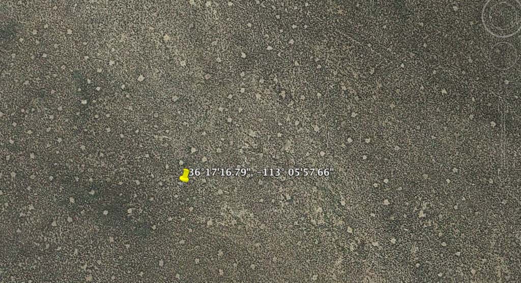  Taches claires éparpillées à proximité du cône volcanique Cinder, en Californie. © Google Earth
