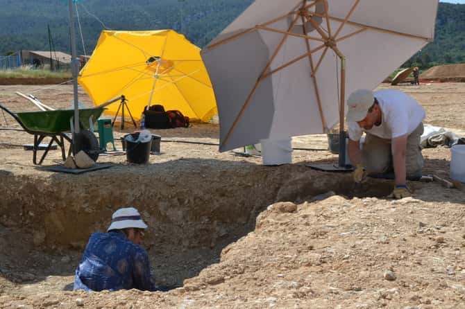 Archéologues dégageant la tombe épipaléolithique (11.000 à 11.500 avant notre ère) découverte sur la fouille de la ZAC des Vigneaux, Cuges-les-Pins. © Suzanne Hetzel, Inrap