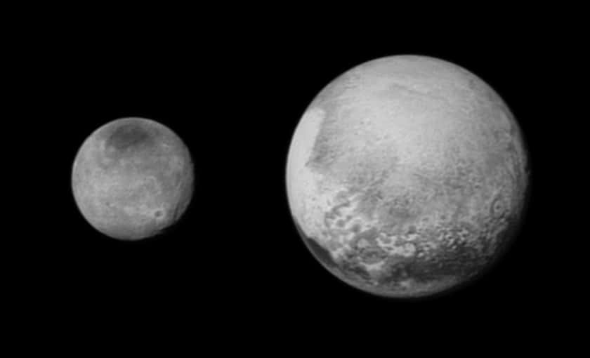 Pluton et Charon vues le 12 juillet à 2,5 millions de kilomètres par le télescope Lorri de la sonde News Horizons. Ces deux images ont été compressées avec perte avant l'envoi vers la Terre. Elles ont été traitées par la technique de déconvolution, augmentant le contraste mais risquant de faire apparaître des détails qui n'existent pas. Les images brutes mesuraient 189 et 94 pixels de large pour, respectivement, celle de Pluton et celle de Charon. Les images non compressées nous parviendront à partir de la fin de l'année 2015. © Nasa / JHUAPL / SwRI