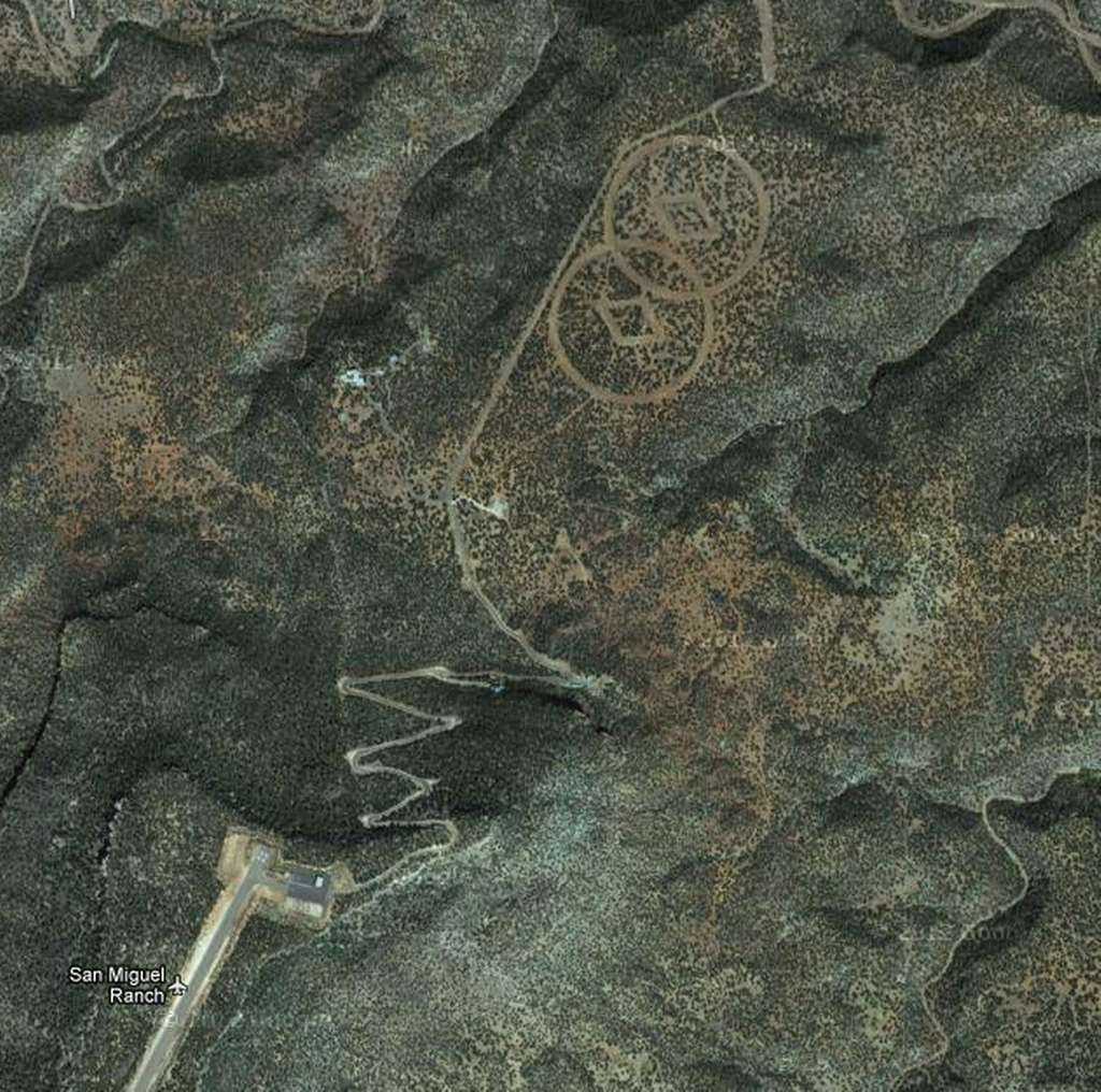 Deux curieux symboles dans le désert du Nevada. © Google Earth