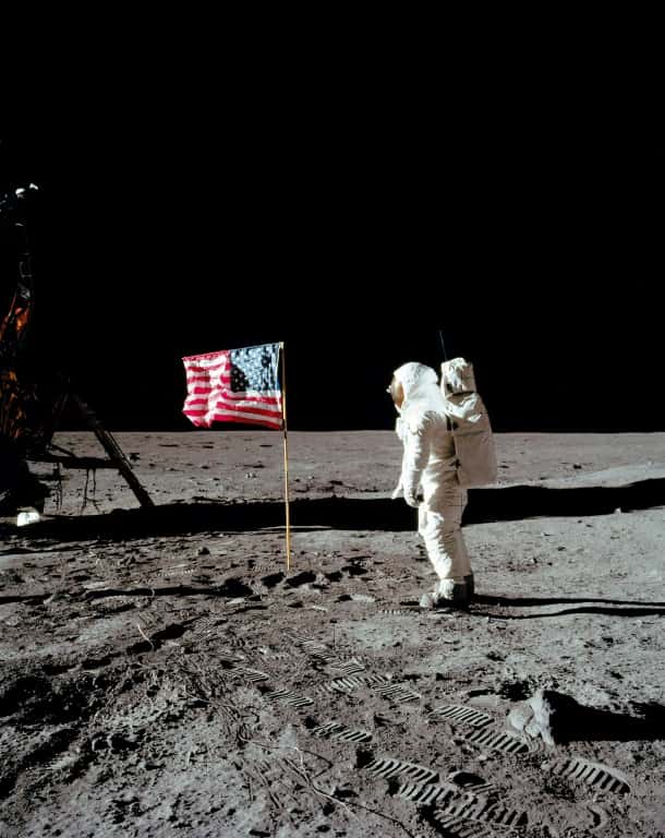 Buzz Aldrin au garde-à-vous devant le drapeau américain planté sur la Lune. © Nasa, AFP archives