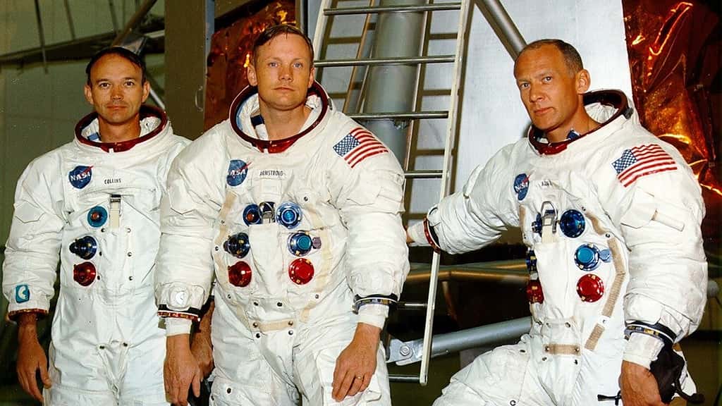 Les trois hommes formant l'équipage d'Apollo 11 prennent la pause devant une reconstitution d'un module lunaire (LEM). De gauche à droite : Michael Collins, Neil Armstrong et Buzz Aldrin. © Images Nasa/JSC, Retraitements Olivier de Goursac. Tous droits réservés
