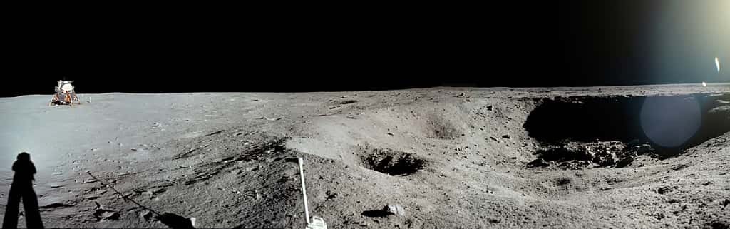 Ce panorama impressionnant montre le site d'atterrissage de la mission Apollo 11, surnommé Base de la Tranquillité, car situé dans le coin sud-ouest de la plaine lunaire appelée mer de la Tranquillité. © Images Nasa/JSC, Retraitements Olivier de Goursac. Tous droits réservés 