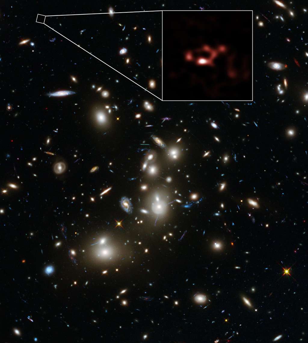 La galaxie A2744_YD4 magnifiée par l’effet de lentille gravitationnelle créé par la masse de l’amas Abell 2744, au centre au premier plan, dans la ligne de visée du télescope. © Alma (ESO/NAOJ/NRAO), Nasa, ESA, ESO, D. Coe (STScI)/J. Merten (Heidelberg/Bologna)