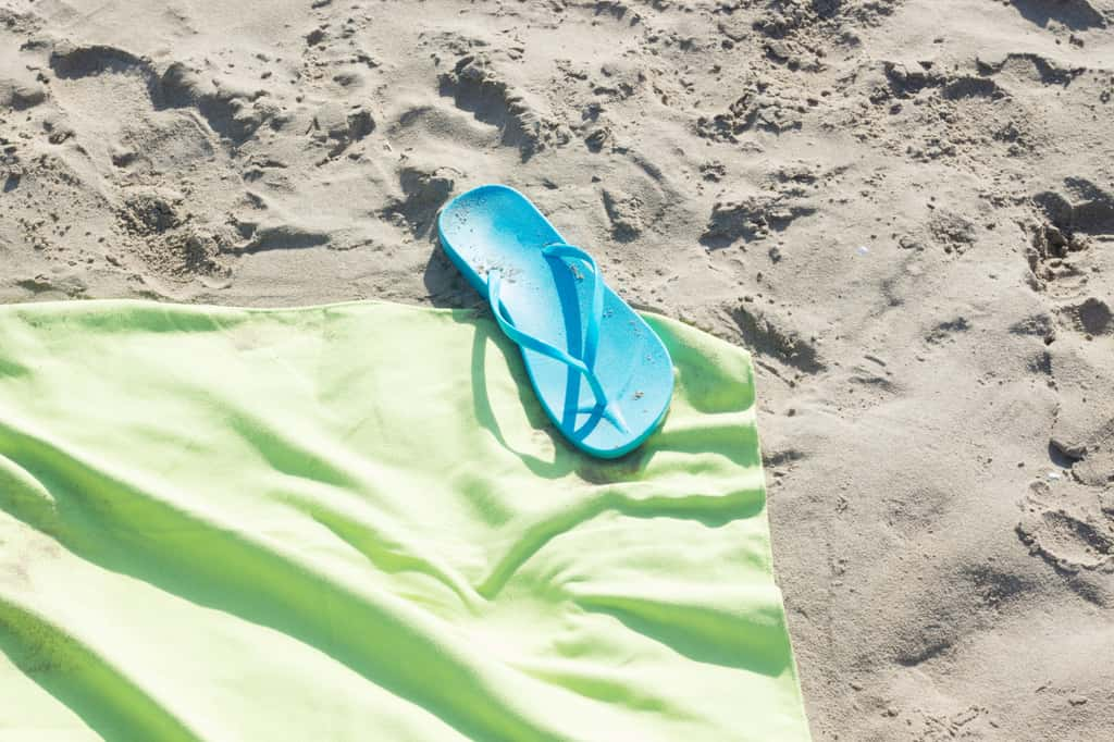 Du sable oui, mais pas sur la serviette avec les modèles anti-sable ! © edwardolive, Adobe Stock