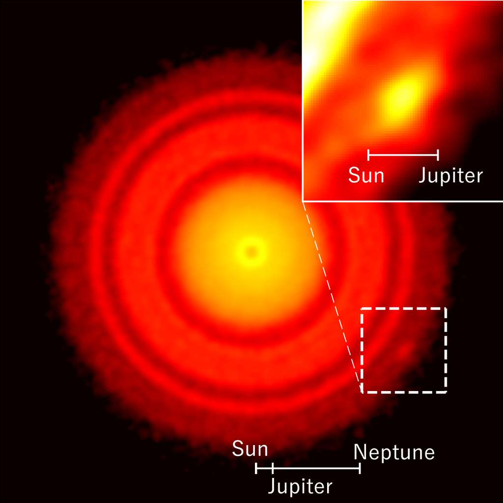 En fausses couleurs, les images d'Alma montrant une région allongée dans la partie externe de son disque protoplanétaire en bas à droite. La distance Soleil-Jupiter donne l'échelle. © Alma (ESO/NAOJ/NRAO), Tsukagoshi et al.