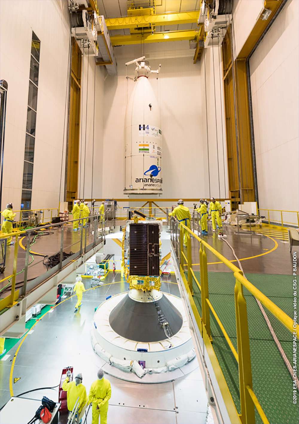 Installation de la coiffe d'Ariane 5. En position haute, le satellite HS-4/SGS-1. Le satellite GSAT-31 n'est pas visible. Il est en position basse, à l'intérieur du Sylda. © ESA/Cnes/Arianespace, Service optique du CSG