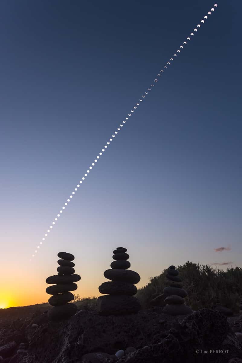 Image composite rassemblant 68 prises de vue de l’éclipse annulaire. Photos prises sur une plage proche de l’Étang-Salé, sur l’île de la Réunion. © <a href="http://www.lucperrot.fr/" target="_blank">Luc Perrot</a>, Twan