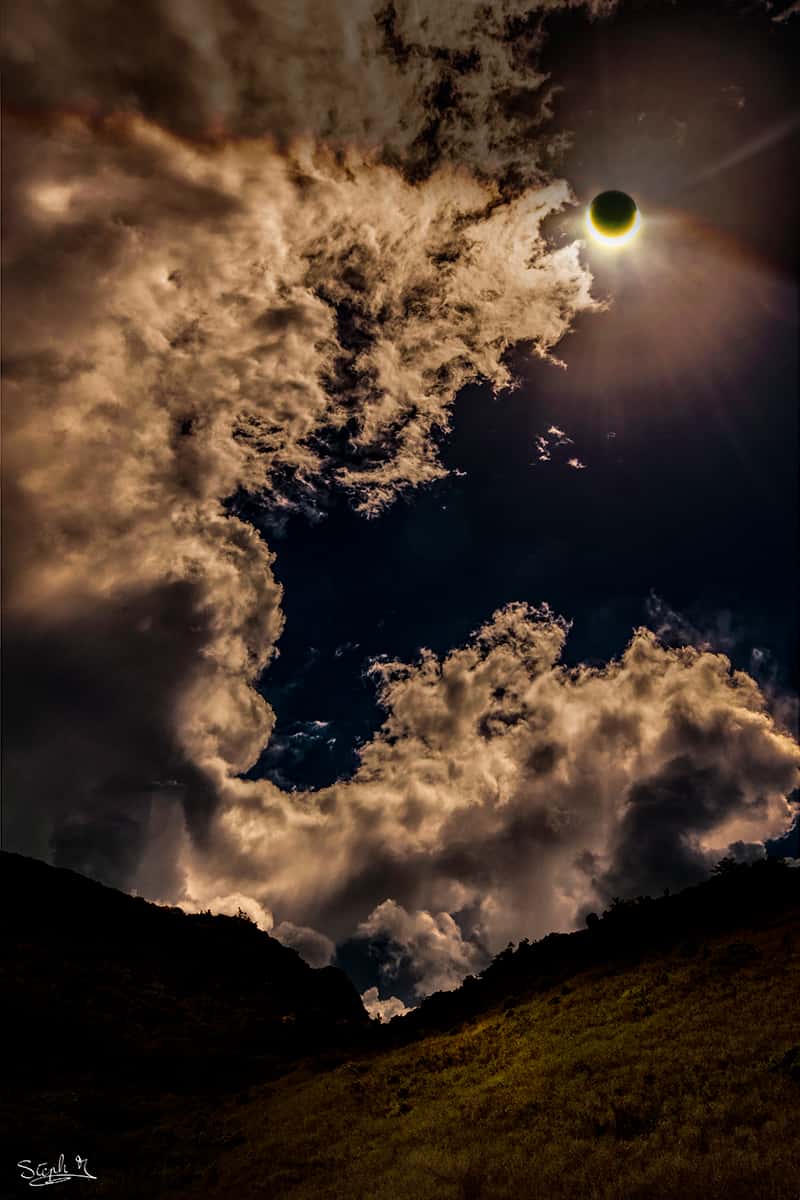 Peu avant la totalité, la Lune s’avance devant le Soleil. Photo prise au nord de la bande de centralité, à la Réunion. © Stéphane Moser