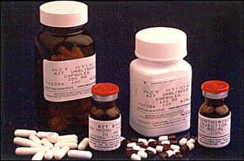 L’AZT, ou zidovudine, est le premier traitement efficace contre le VIH à avoir été autorisé. Seul, il ne pouvait contrôler le VIH : il est désormais utilisé en association avec d’autres antirétroviraux. © NIH, Wikipédia, DP