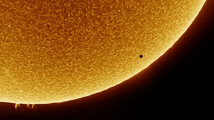 Mercure près bord du disque solaire alors que des protubérances sont visibles en bas. © Aaron Collier, Spaceweather