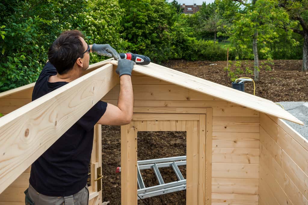 La construction d'un abri de jardin par un professionnel peut être couverte par la garantie décennale. © Eleonore H, Adobe Stock