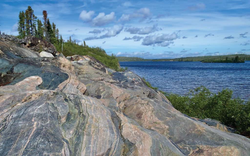 Les gneiss d'Acasta au Canada sont parmi les plus anciennes roches connues de la Terre, contenant des zircons âgés parfois de 4,2 milliards d'années. © <em>2020 Regents of the University of California</em>