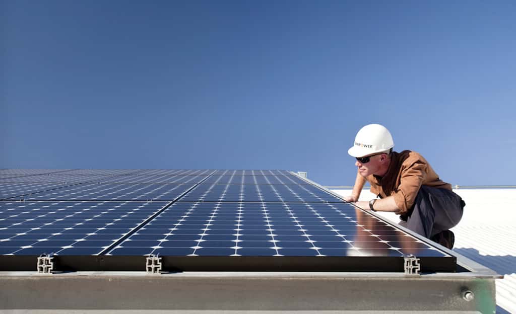 Pose de panneaux photovoltaïques « SunPower » par un installateur agréé, membre de la filière. © Avenir Énergie
