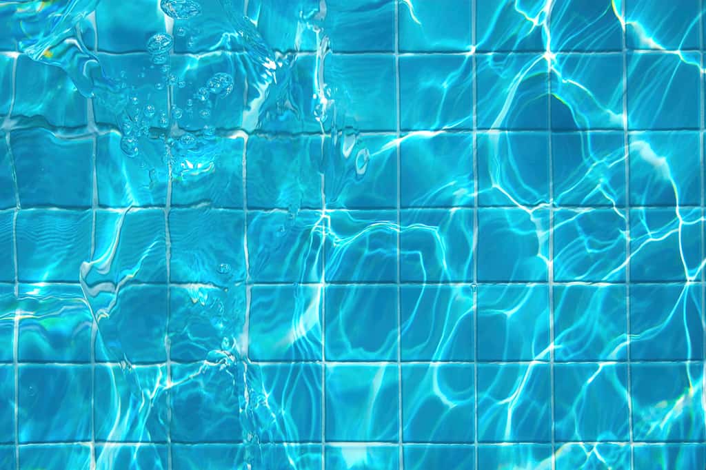 Claire et limpide, l'eau semble propre... pourtant, certains germes peuvent y survivre plusieurs jours malgré le chlore © Perecciv, Adobe Stock.