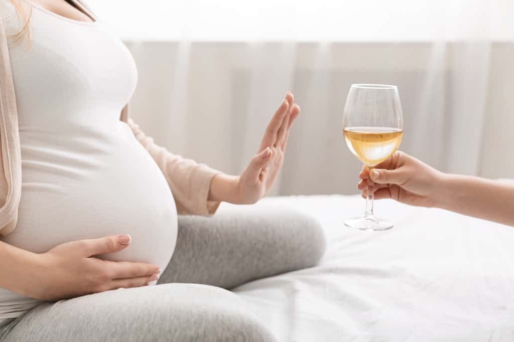 Lorsqu'on est enceinte, mieux vaut ne pas boire une goutte d'alcool. Les sodas, quant à eux, seraient à éviter. © Prostock-studio, Adobe Stock
