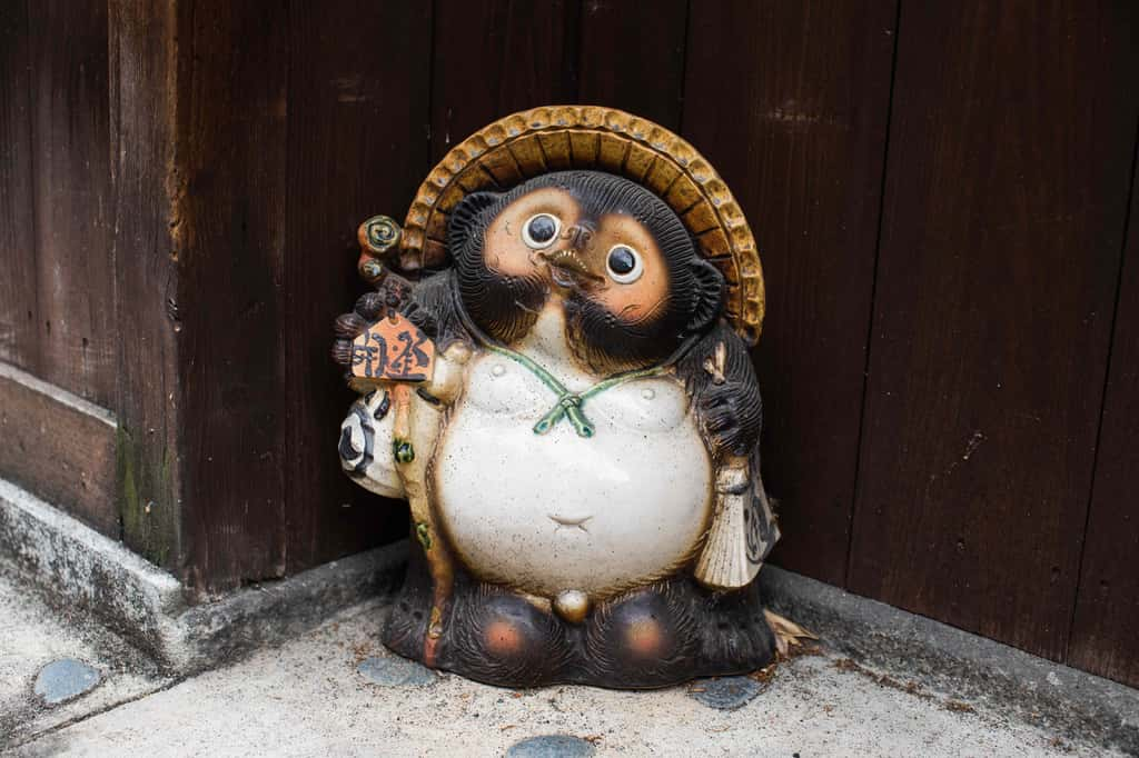 Statue de Tanuki japonais dans un jardin traditionnel à Kyoto, Japon. © Morumotto, Adobe Stock