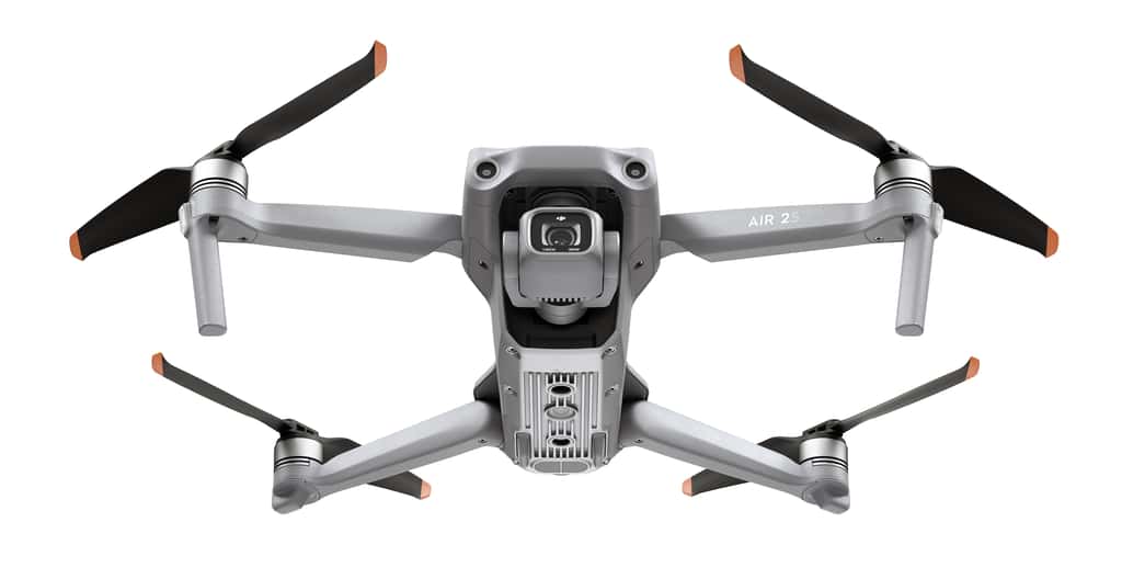 Le DJI Air 2S reprend les atouts des drones pros de la marque avec un gros capteur de 1 pouce, tout en restant très accessible aux débutants. Du moins sur le papier… © DJI