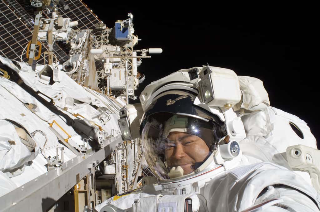 Parmi les meilleurs selfies de la planète, on compte ceux pris en sortie spatiale en dehors de l'ISS. Selfie d'Akihiko Hoshide au cours d'une EVA le 5 septembre 2012, qu'il réalisait avec l'Américaine Sunita Williams. © Akihiko Hoshide, Jaxa, Nasa