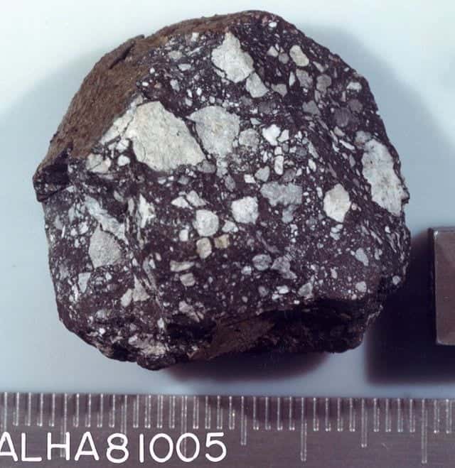 La première météorite identifiée comme lunaire au cours des années 1980 est ALH 81005. Plusieurs années plus tard, des scientifiques japonais ont reconnu qu'ils avaient également collecté une météorite lunaire, Yamato 791197, pendant la saison de terrain de 1979 en Antarctique. © Nasa