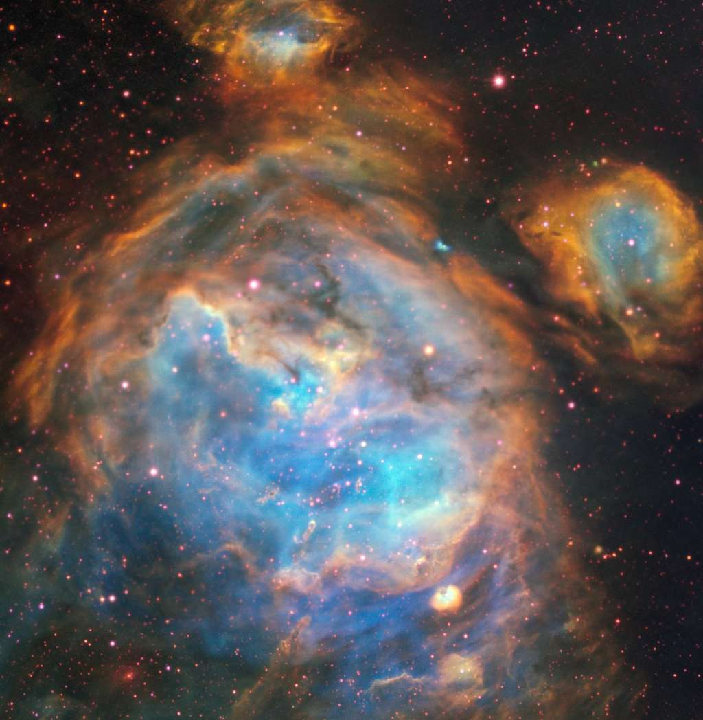 Cette éblouissante région du Grand Nuage de Magellan (GNM) peuplée d’étoiles nouvellement formées a été acquise par l’instrument Muse (<em>Multi Unit Spectroscopic Explorer</em>) installé sur le <em>Very Large Telescope</em> de l’ESO. La densité relativement faible de poussières au sein du GNM et la formidable acuité visuelle de Muse ont permis de scruter cette région dans les moindres détails dans le domaine visible. © ESO A. McLeod et <em>al.</em>