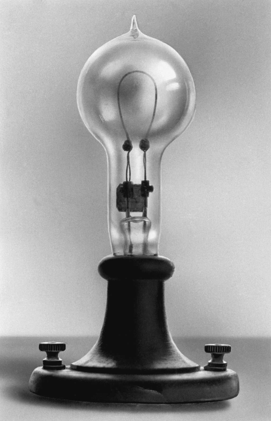 Ampoule à incandescence de Thomas Edison, photographiée par Nicéphore Niepce, 1879. <em>Histoire du design</em> par BTS CPI. © BTS CPI.