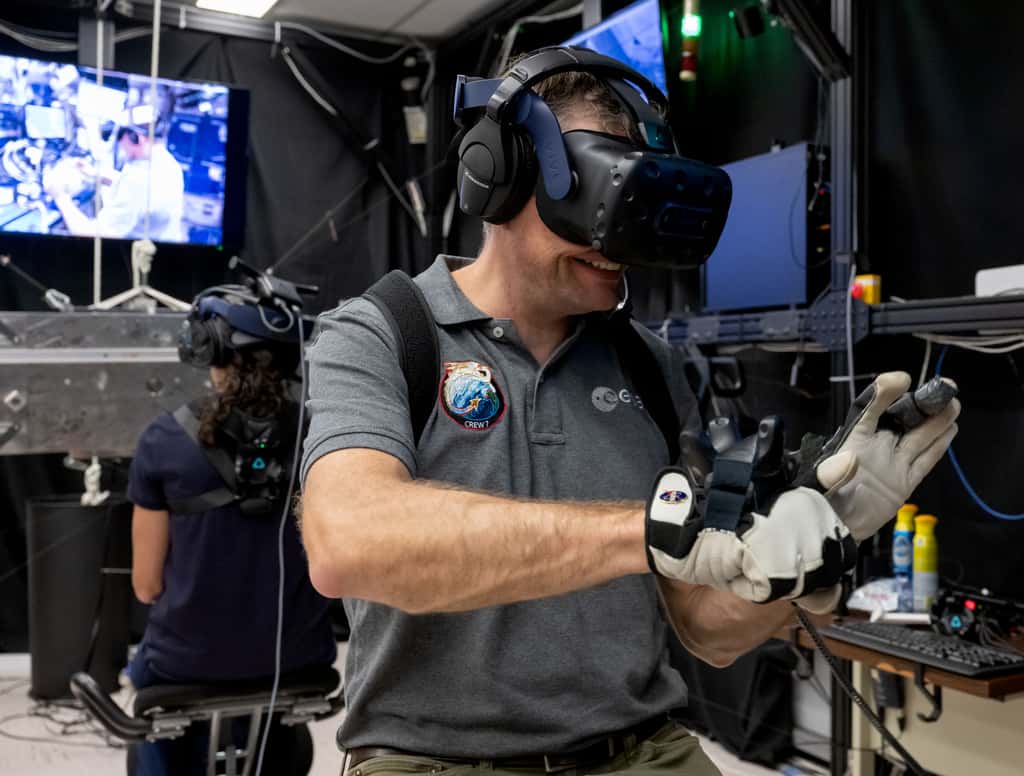 L’astronaute européen de nationalité danoise, Andreas Mogensen s’entraînant à utiliser le casque de réalité virtuelle HTC Vive. © ESA, NASA, Centre spatial Johnson