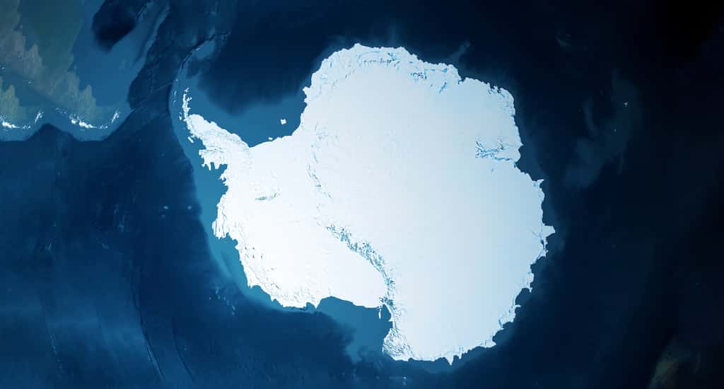  La calotte glaciaire de l’Antarctique oriental cacherait, figé, un ancien paysage composé de hautes terres et de rivières. © Artsiom P, Adobe Stock