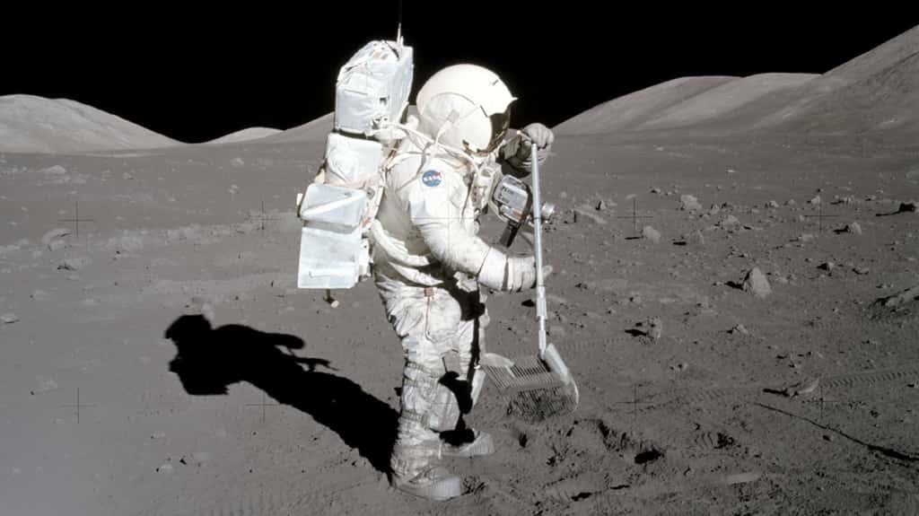 Harrison Schmitt prélevant des échantillons de la surface lunaire lors de la mission Apollo 17 en 1972. © Nasa