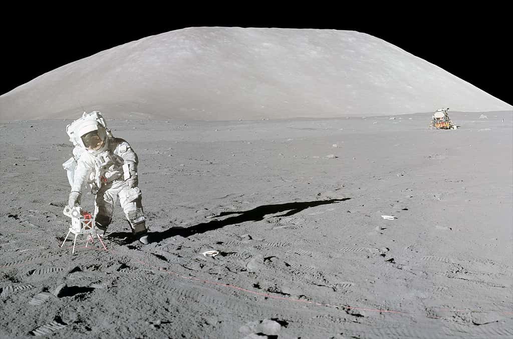 L'astronaute Harrison Schmitt lors de la mission Apollo 17 en 1972. On peut voir le confort relatif de son scaphandre, l'empêchant de se pencher sans faire de gymnastique. Les scaphandres sélectionnés pour Artemis seront testés par les astronautes en conditions semblables avant d'être qualifiées. © Nasa