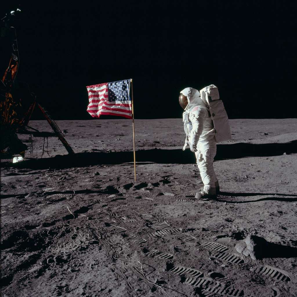 Buzz Aldrin saluant le drapeau américain planté sur le sol lunaire. © Nasa