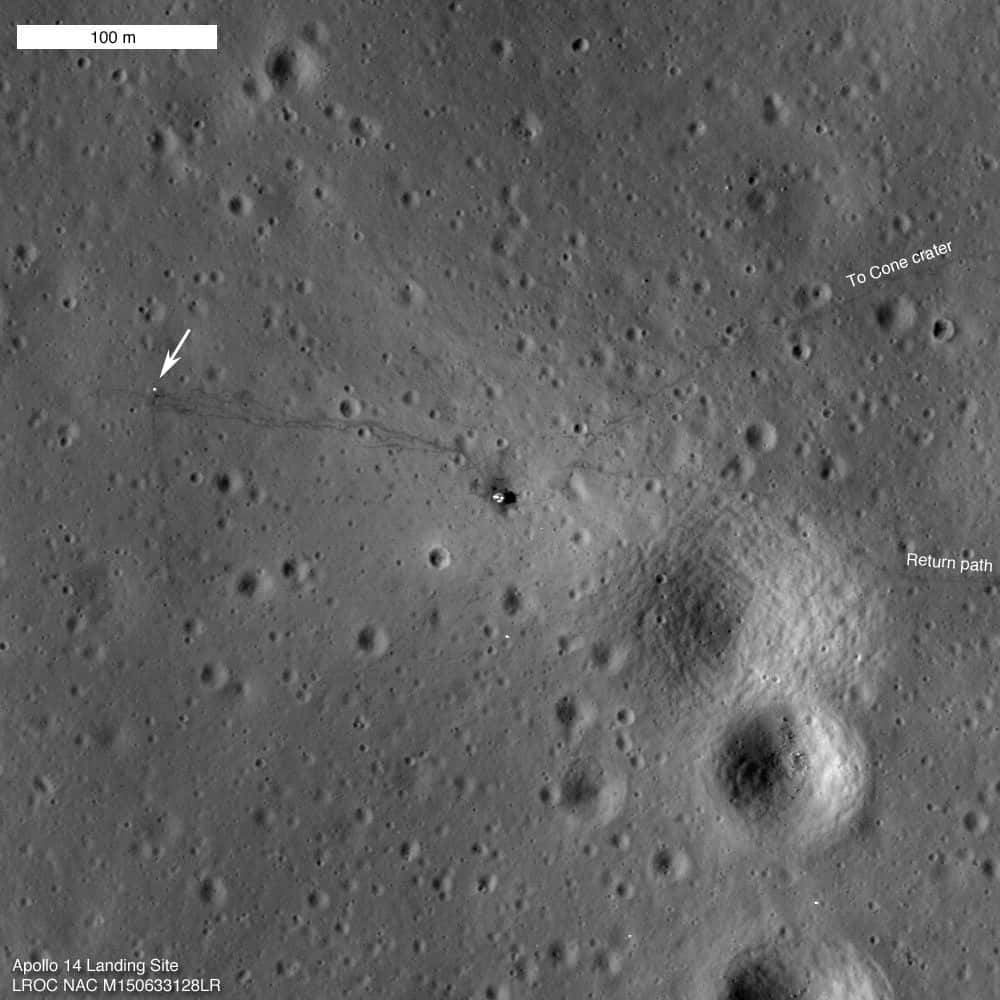 Le site d'alunissage d'Apollo 14 photographié en 2011 par la sonde orbitale LRO. On distingue le module lunaire (son premier étage, du moins), au centre, entouré d'une tache noire générée par les moteurs à l'atterrissage et au décollage. À gauche, la flèche indique l'emplacement des instruments de l'Alsep (<em>Apollo Lunar Surface Experiments Package</em>). La direction du <em>Cone Crater</em> est indiquée en haut à droite. Les traces des allées-et-venues des deux astronautes sont clairement visibles. © Nasa, GSFC, <em>Arizona State University</em>