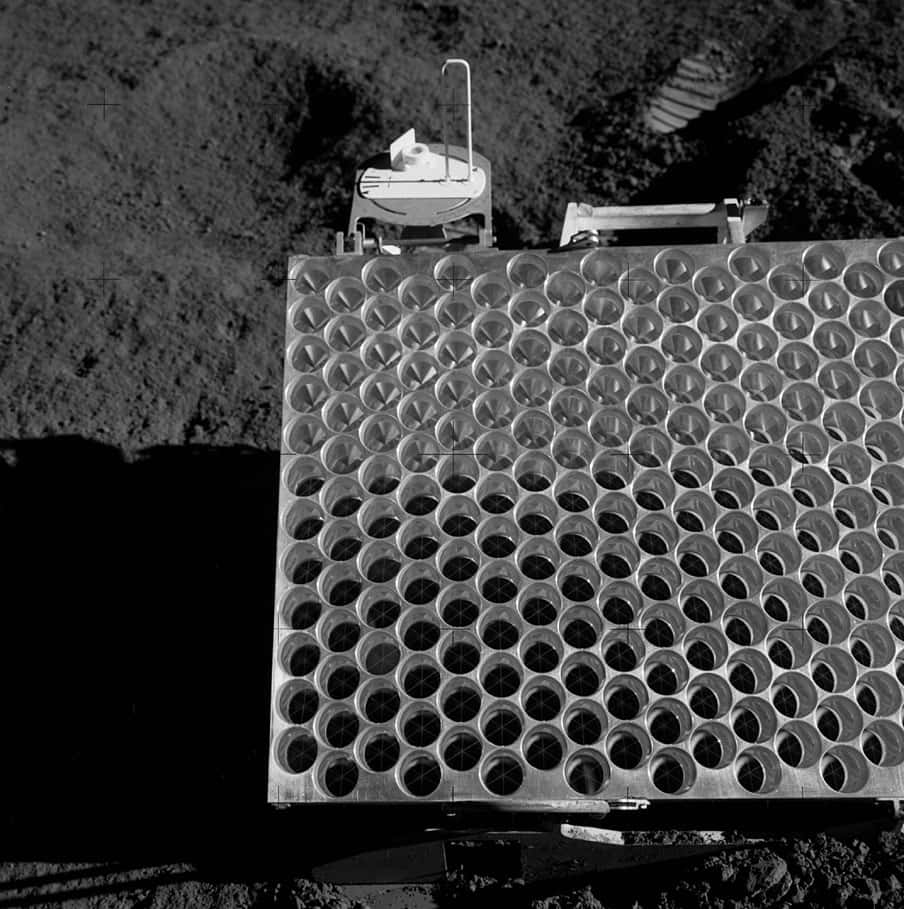 Le réflecteur déposé sur la Lune lors de la mission Apollo 15. Avec 1 m x 0,6 m, c'est le plus grand de tous (source : Culture Sciences Physique, ENS Lyon). © Nasa