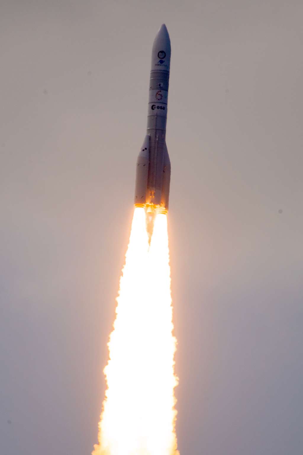 Premier vol d'Ariane 6. Alors que les moteurs cryogéniques du nouveau lanceur européen utilisent actuellement un mélange d'oxygène et d'hydrogène liquides pour le Vulcain de l'étage principal et le Vinci de l'étage supérieur, la prochaine génération de propulsion cryogénique utilisera le méthane comme ergol. © ESA, M. Pédoussaut