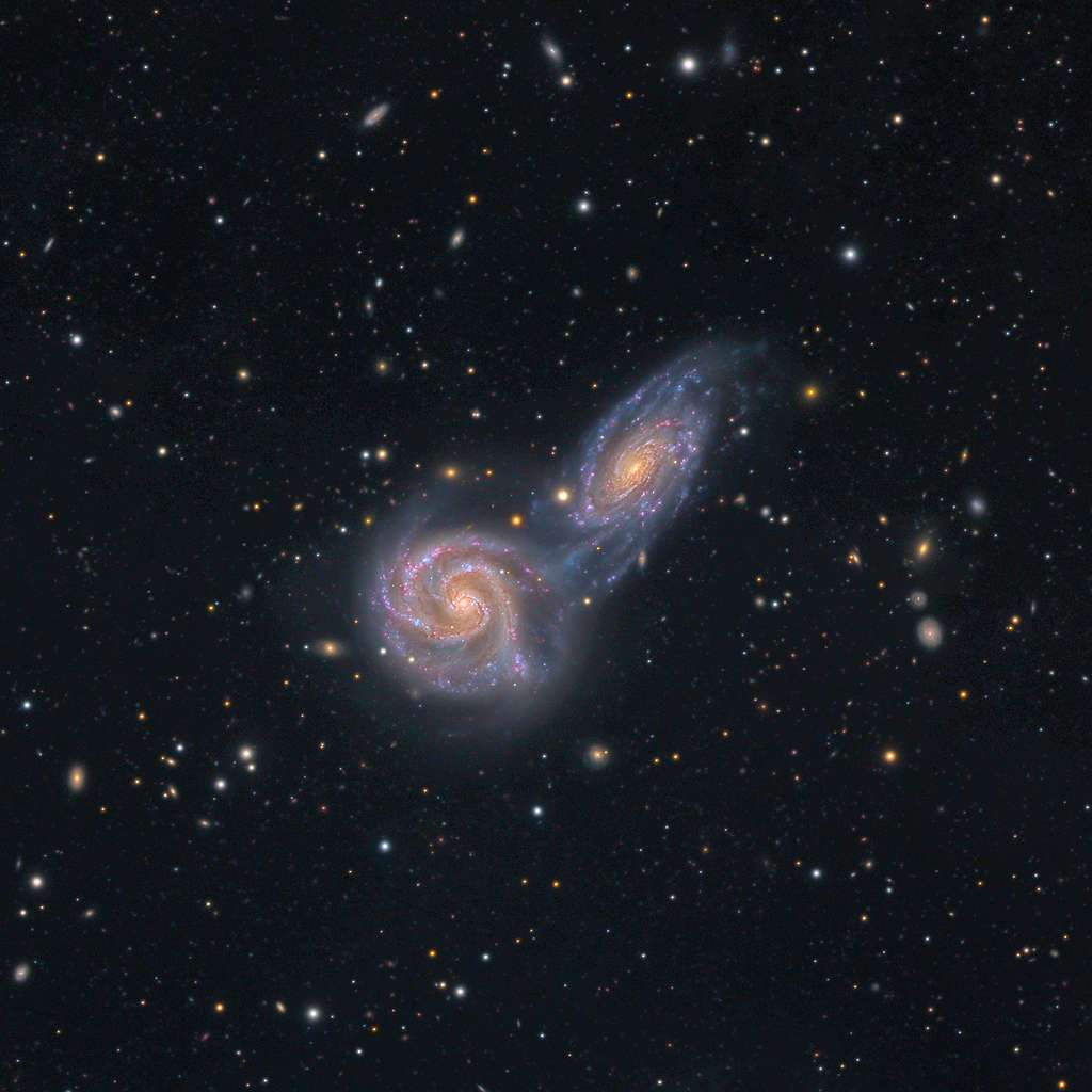 NGC 5426 et NGC 5427 sont deux galaxies spirales de taille similaire engagées dans une interaction majeure, connue collectivement sous le nom d'Arp 271. L'interaction devrait se poursuivre pendant des dizaines de millions d’années. Cette image a été primée dans la catégorie galaxies. Elle a été réalisée par Mark Hanson, Mike Selby. 