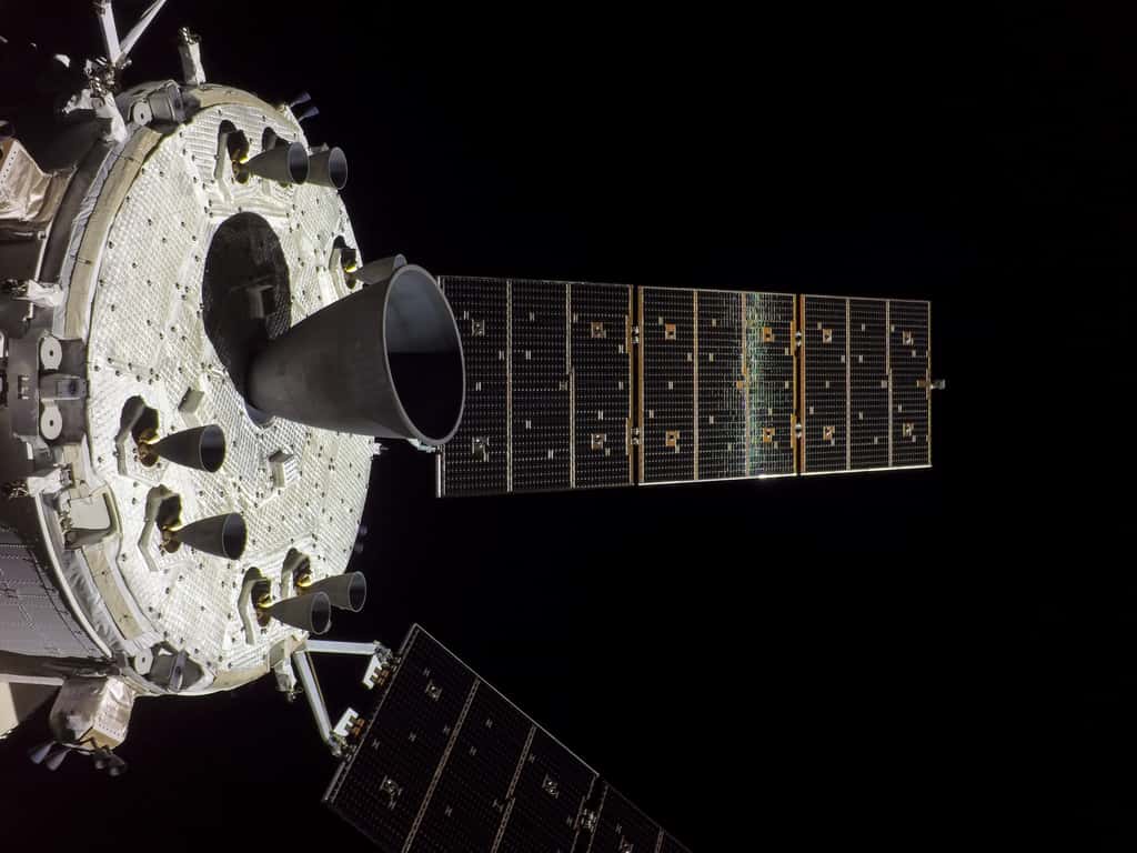 La caméra située à l'extrémité d'un des quatre panneaux solaires du véhicule spatial Orion a réalisé ce joli cliché qui montre les moteurs du module de service. Entourant le moteur principal, on peut voir sept des huit moteurs auxiliaires et 10 des 24 moteurs de contrôle d'attitude. © Nasa