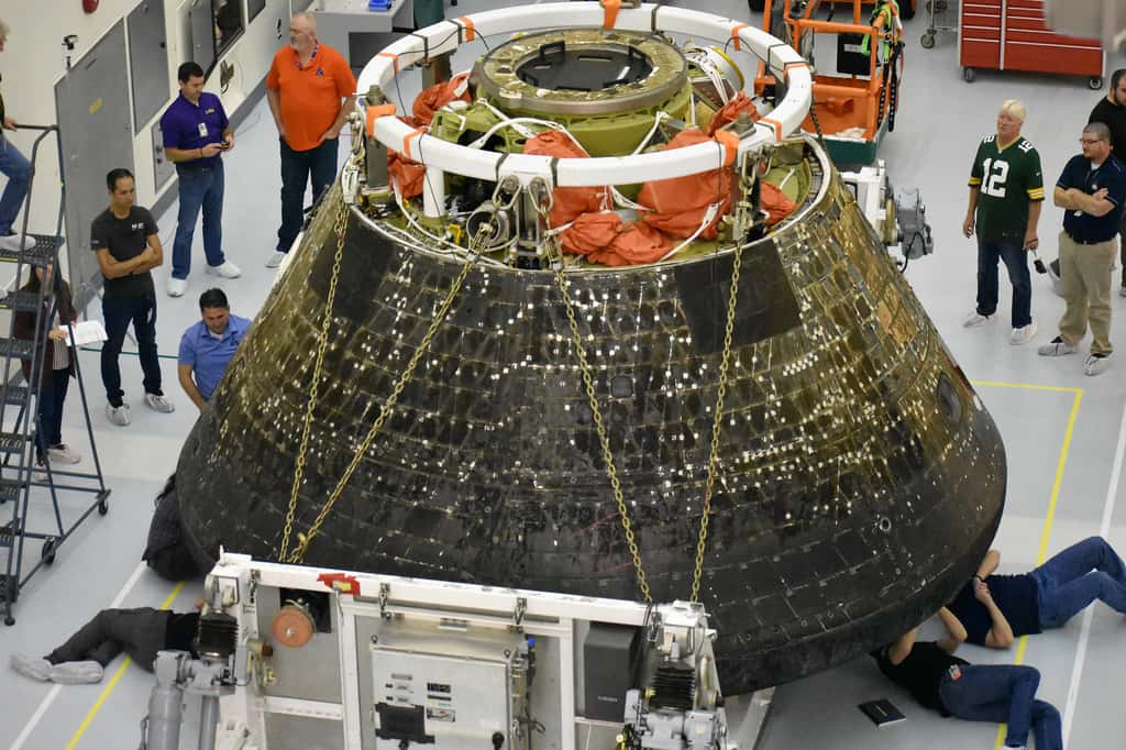 Au Centre spatial Kennedy, le bouclier thermique de la capsule Orion d'Artemis I est inspecté minutieusement. © Nasa, Skip Williams